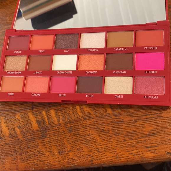 Revolution Red Velvet Palette - Picture 4 of 4